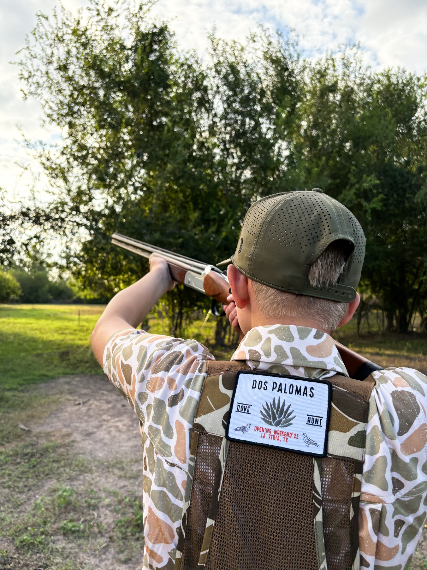 Hunter in Dos Palomas vest taking aim